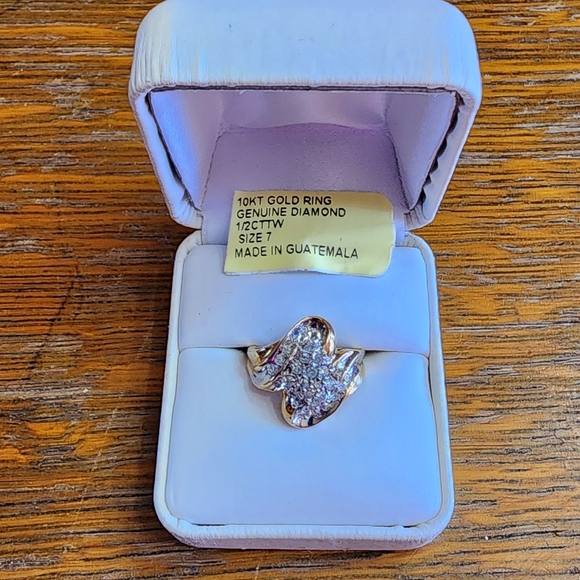 Women's 10kt Gold Ring Genuine Diamond 1/2 CTTW Size 7 - Picture 2 of 13
